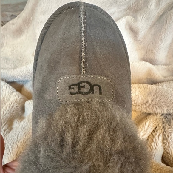 Ugg Slippers for MEN or WOMEN. Brand New. Grey, size 12 US. Never worn. - Picture 6 of 9